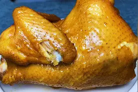 厨师长教你在家做烧鸡，整只鸡扔进电饭煲， 肉质鲜嫩直流油真香