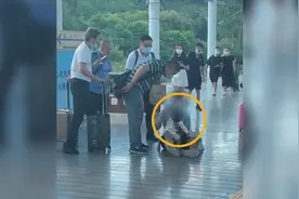 男子下高铁后发现宝宝一动不动 情绪崩溃瘫坐在地视频封面