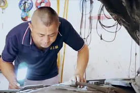 车子开空调有异响，发动机舱的声音特别大，发现是这个零件老化了视频封面