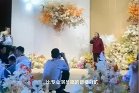 8旬奶奶在孙子婚礼上唱红歌震翻全场 拍摄者：独一无二的婚礼视频封面