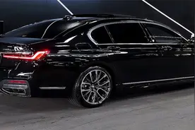 首批宝马7系来了，双色车身+20寸运动轮毂，竞争奔驰S级视频封面