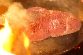老外情有独钟吃牛排的方式，肉质烤的越生，吃法就越高级视频封面