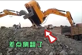 挖机师傅技术太差！装车差点还把自己搞翻车，被人看笑话了视频封面