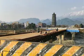成都都江堰的青城大桥，正在进行拆除作业，新大桥将于2023年建成视频封面