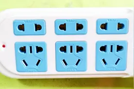 为什么插座的两个孔离得这么近，一次只能插一个用电器？涨知识了视频封面