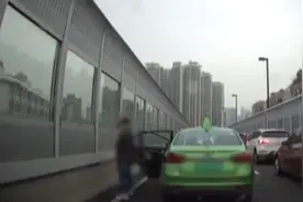 奇葩！广州男子遇堵车竟下车当街小便，不遮挡还挑衅后车视频封面
