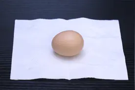 鸡蛋别再水煮了，只需一张纸，5分钟煮一锅，不破不粘，老嫩适中