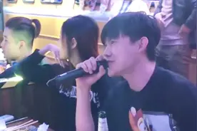 男子饭店翻唱《魔鬼中的天使》，这撕心裂肺的歌声，是被分手了吗视频封面