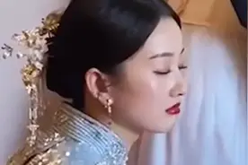 佛系了！伴娘堵门新娘一旁“打瞌睡”，网友：快醒醒今天你结婚视频封面