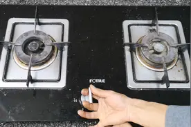 玻璃面板的燃气灶怎么拆开？很多人都说不会，其实拆卸方法很简单视频封面