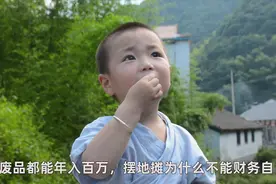 故事： 摆地摊有没有前途？小伙花500块进城摆摊，3月后月入百万视频封面