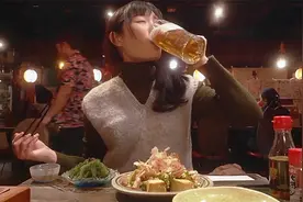 下饭片，漂亮女孩无酒不欢，吃了冲绳特色美食，皮肤越来越好视频封面