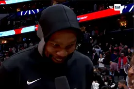 情商满分！杜兰特谈晃倒加福德：我真的以为他是踩到汗水滑倒了视频封面