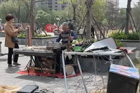 河南大爷中西合璧1人演奏9种乐器：退休了没事干，就是玩儿！
