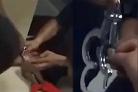 大爷捡到手铐不慎铐住自己，被解救后怒摔手铐：气死我了！视频封面