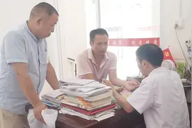 江西民间老中医看病，很多人都慕名而来排起长队！生意太火爆了视频封面