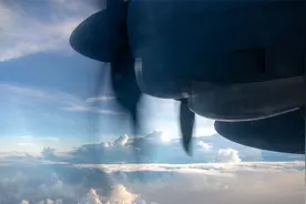 震撼！美国气象飞机穿越飓风：云层中剧烈颠簸 风眼中心宁静如画视频封面