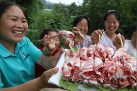 女儿想吃火锅，胖妹自制3斤羊肉卷，肥而不腻，四世同堂吃过瘾视频封面