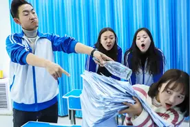 短剧：师生玩角色互换， 不料老师完全不是学生的对手，太有趣了视频封面