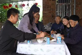 燕子给90岁奶奶做美甲，正好儿女回家看望老人，一家人团聚真幸福