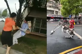 九江发布大风黄色预警，大风掀飞屋顶，市民站立不稳紧抱大树视频封面