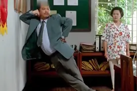 达叔看上了美女，故意在她面前耍帅，讲一句话换个动作太搞笑了视频封面