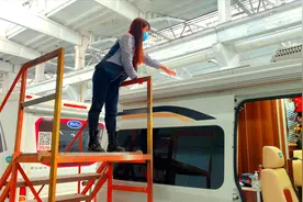 妹子给房车铺满了太阳能板，一天发电3度，这下用电可以任性了！视频封面