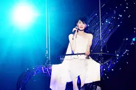 王菲最经典的唱功巅峰现场，一曲《彼岸花》国家队都不放在眼里