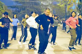 50岁大叔跳广场舞《狐狸精》，一出场妩媚的身姿惊艳全场视频封面
