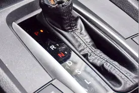 跑高速的时候，用“S”挡好还是“D”挡好？很多车主都用错了视频封面