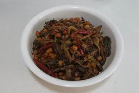 大妈用芹菜和花生米做咸菜，开胃又下饭，做法还简单