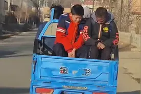 两萌娃放学路上遇到老师，全程低头沉默不敢出声，偷看一眼笑喷视频封面