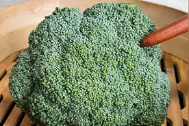 把西兰花放锅里蒸一蒸，第一次见这种做法，碧绿脆嫩，高手在民间视频封面