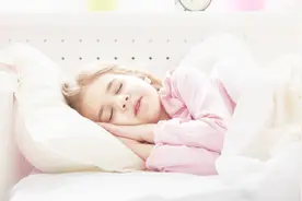 睡觉时头发是绑着好还是散着好呢？很多人做错了，难怪老掉头发