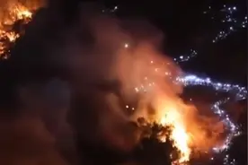 重庆北碚山火现场震撼一幕：灭火人员举灯排成“星河”围住火海视频封面