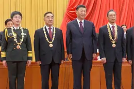 致敬国之脊梁！90秒回顾授勋现场：钟南山等4人接过奖章 掌声雷动视频封面