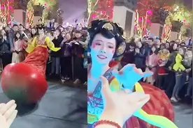 “把手给我！…”游客挤断3根隔离带只为和这个不倒翁女孩牵手视频封面