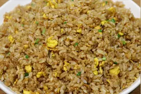 酱油蛋炒饭这样做才好吃，米饭粒粒分明，不粘不起坨，一碗不够吃视频封面