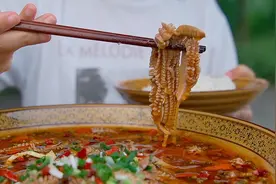 无辣不欢的秋妹今天又弄个水煮菜，香嫩腰花加脆爽黄喉，好安逸哟视频封面