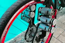 农村小哥自制电动前驱自行车，由6个电机进行驱动，最高时速80迈视频封面