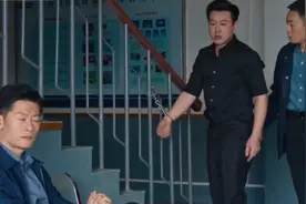 高启强被李响铐在楼梯间，大声呼叫安欣帮忙，三人互怼太搞笑了视频封面
