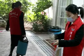 曾主动减租80万，深圳“最美女房东”现在又追着防疫人员送汤视频封面