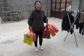 疫情过后村里流行买闰月鞋，家家户户都买，袄张也买了4双送父母视频封面