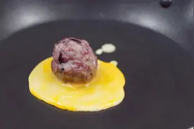 米饭倒入滚烫的蛋液，瞬间变美食，这是饭团的新做法，春游就带它视频封面