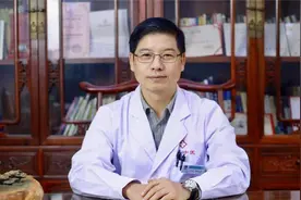 脖子上老是反复长痘，是什么原因呢？脖子上长痘痘怎么办？视频封面