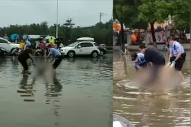 湖北襄阳暴雨后一积水路段发现漂浮女尸，市民：看着很年轻，可惜视频封面