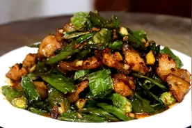 青椒炒五花肉的全新做法，这样做肥而不腻，香气四溢，开胃又下饭