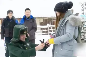 兵哥哥求婚，女孩感动落泪，不料戒指盒打不开，最终抱得美人归视频封面