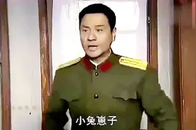 熊孩子把首长军衔上的一颗星星给切掉，上校长官立马变成中校了视频封面