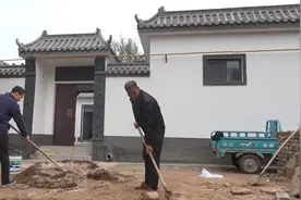 中式小院砌影壁！爷仨竟用这方法做根基！这简直就是真正的万年视频封面